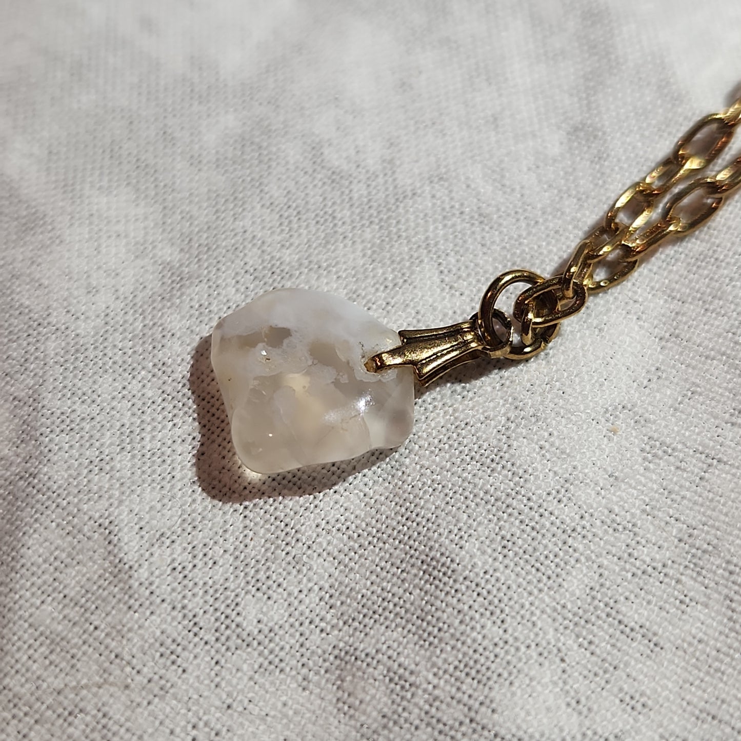 Chalcedony Agate Delicate Gold p. Necklace